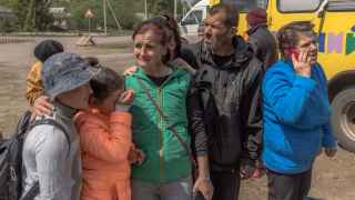 Оксана Величко (в центре), 45 лет, уехала с детьми из Волчанска. Этот город с довоенным населением около 17 500 человек стал эпицентром последней атаки.